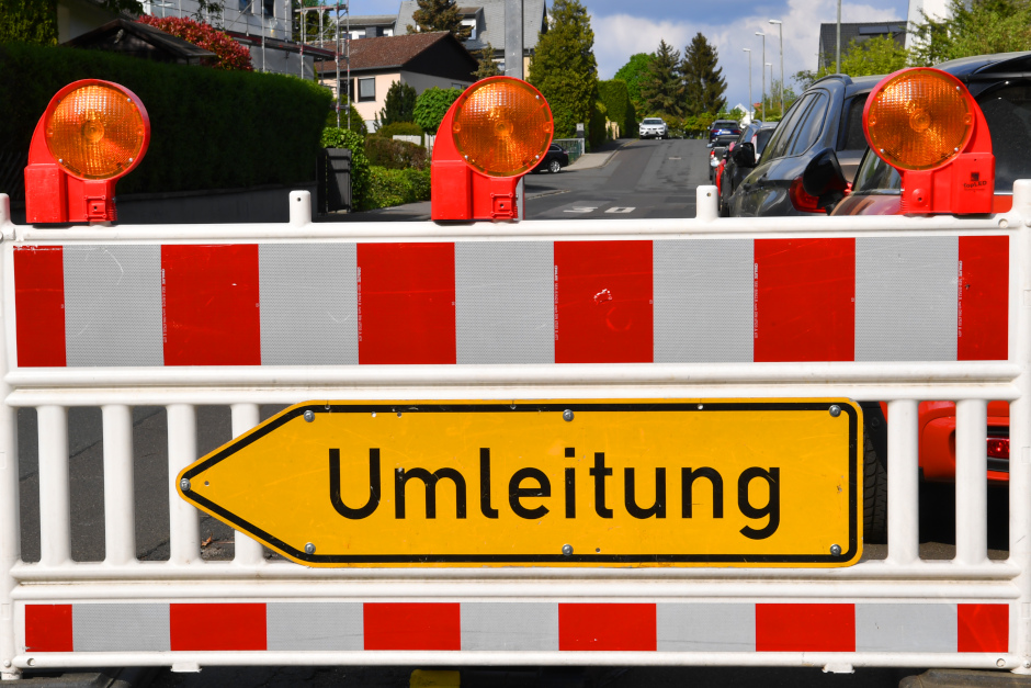 Sperrung der Sudetenstraße in Wiesbaden-Igstadt für Tiefbauarbeiten.