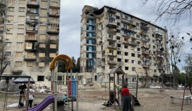 Am 17. Juni zerstörtes Haus im Solomjanka Bezirk, Vatslav Havel Blvd 31, im Vordergrund ein Spielplatz.