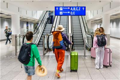 Hochbetrieb am Flughafen am ersten Ferienwochenende