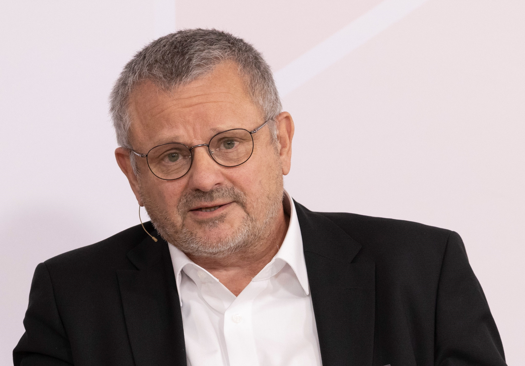 Ein Mann mit grauem Haar und Brille in Anzug spricht bei der Welt am Sonntag Better Future Veranstaltung.