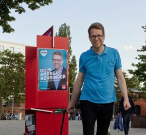 Im Kommunalwahlkampf 2019 zog Andreas Behringer mit einer "Ansprech-Bar" durch Mainz. – Foto: Behringer
