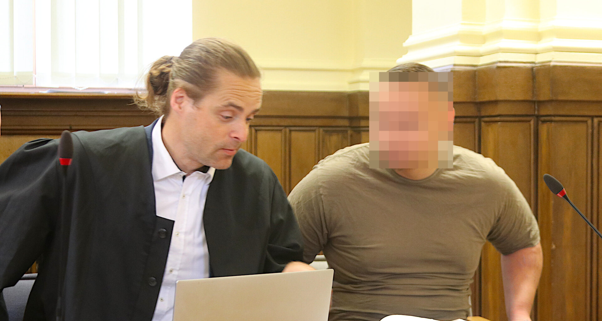 Angeklagter neben Anwalt.
