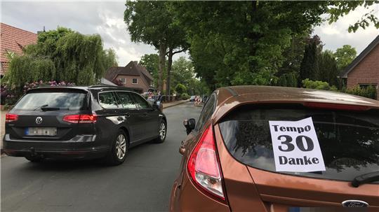 Anwohner der Schützenstraße in Oldendorf protestierten gegen zu schnelles Fahren. Wo Tempo 30 gilt, wird oft schneller als 50 km/h gefahren.