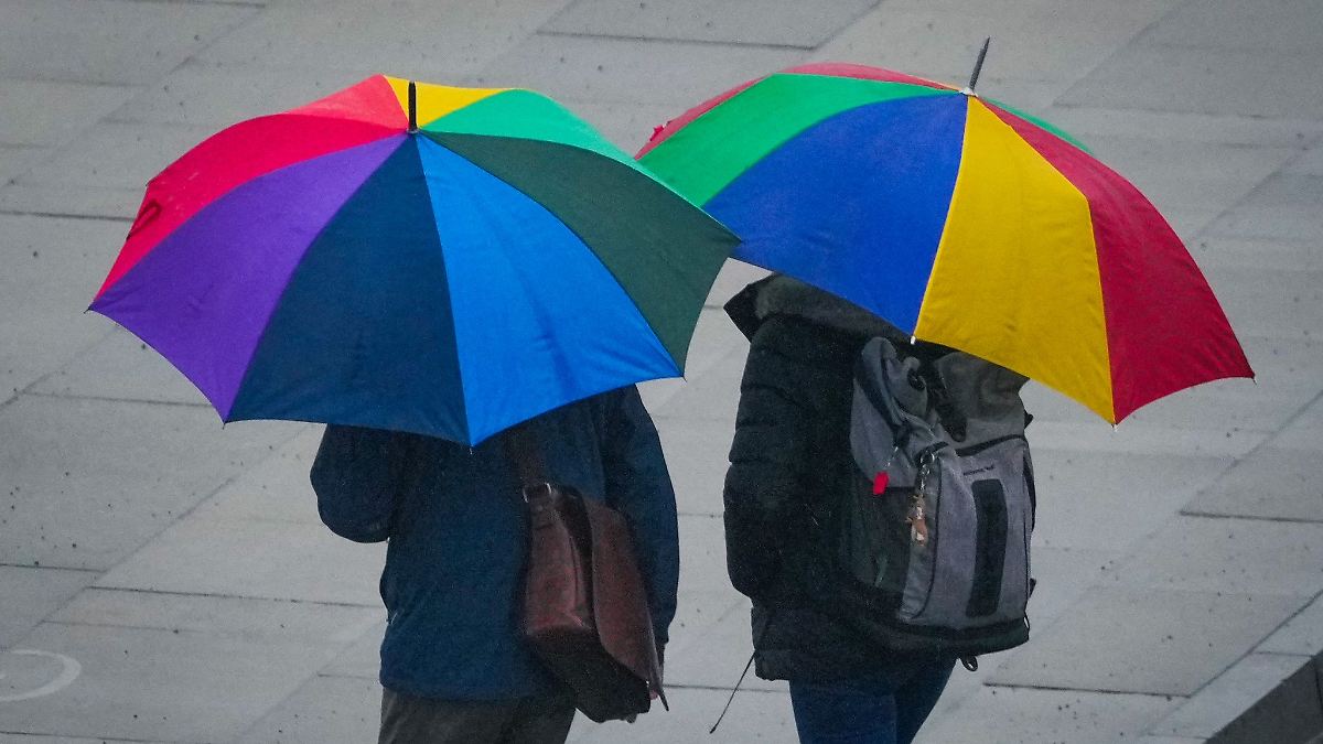 Berlin & Brandenburg: Regenschirme gefragt - Der Juli geht nass weiter