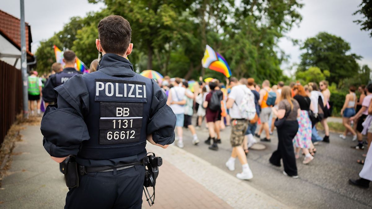 Berlin & Brandenburg: Polizei sichert CSDs in mehreren Städten Brandenburgs