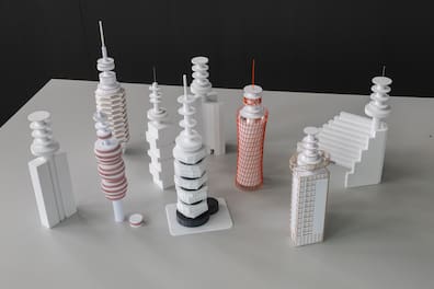 Von skulpturalen Anbauten bis zu „King-Kongs Klaue“ (ganz rechts): Die Modelle der Architektur-Studierenden der HAWK Hildesheim.