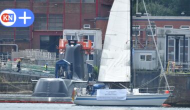 Segler kreuzt vor U-Bootwerft TKMS