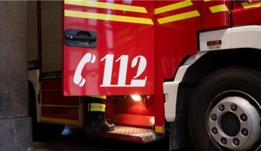 Feuerwehr rettet Person aus verrauchtem Haus