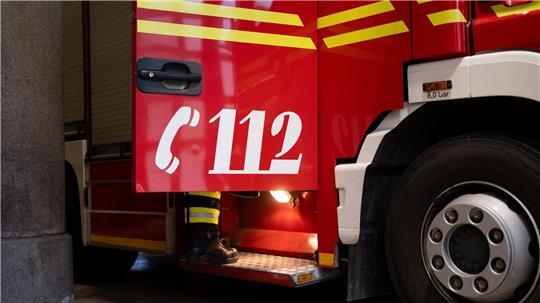 Feuerwehr rettet Person aus verrauchtem Haus