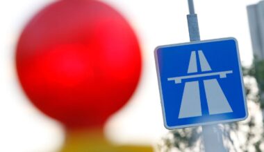 Berlin & Brandenburg: Avus gesperrt wegen kaputten Gullydeckels
