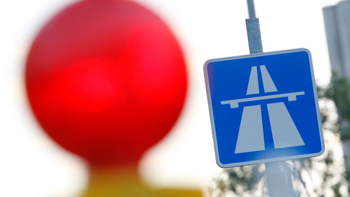 Berlin & Brandenburg: Avus gesperrt wegen kaputten Gullydeckels