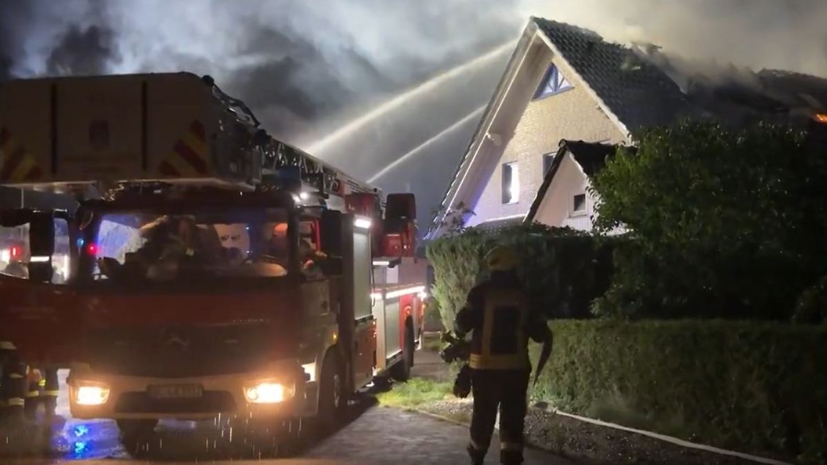 Extremwetter-Tag in Deutschland: Blitz zündet Haus an, Bäume knicken, Autobahn platzt auf