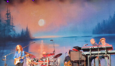 „Just like that“ Blues-Legende Bonnie Raitt auf dem Bonner Kunstrasen