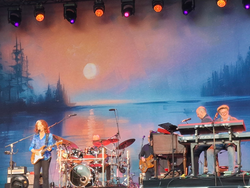 „Just like that“ Blues-Legende Bonnie Raitt auf dem Bonner Kunstrasen