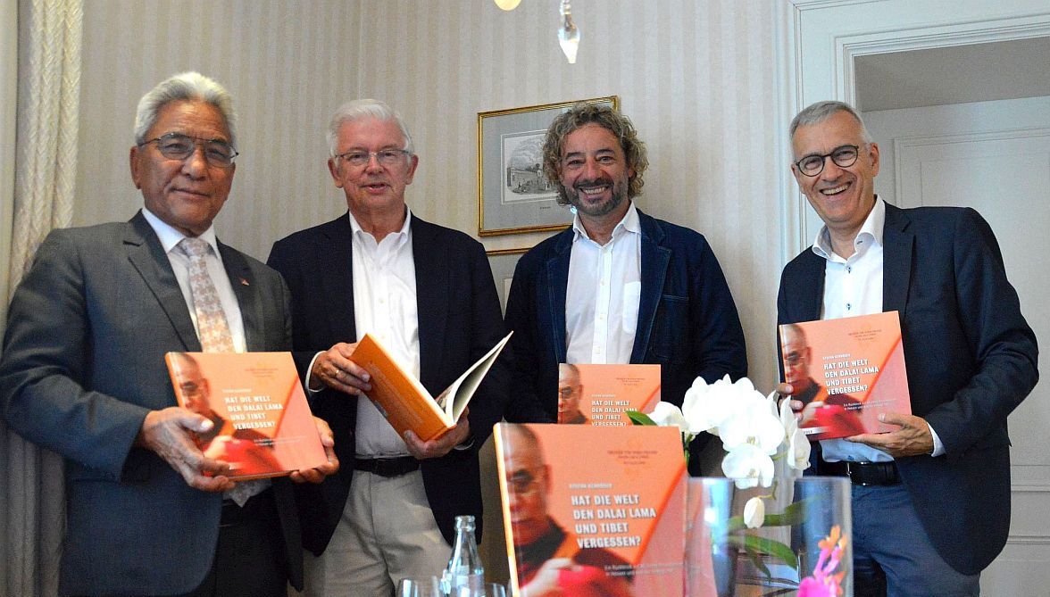 Der Dalai Lama wird 90 - und die Welt hat ihn vergessen, oder? - Buch erinnert an Besuche in Hessen, Roland Koch betont: "Mission darf nicht enden!"
