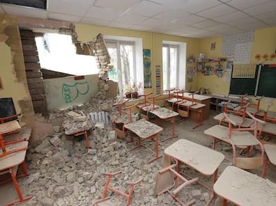 In der Ukraine kann sich niemand sicher fühlen: Sogar Grundschulen werden unter Feuer genommen.