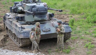 Nicht nur deutsche Gepard leisten in der Ukraine ihren Dienst, auch die als Cheetah bezeichnete Version, die sich vor allem durch ein anderes Radar auszeichnet, wird in der Luftverteidigung eingesetzt.