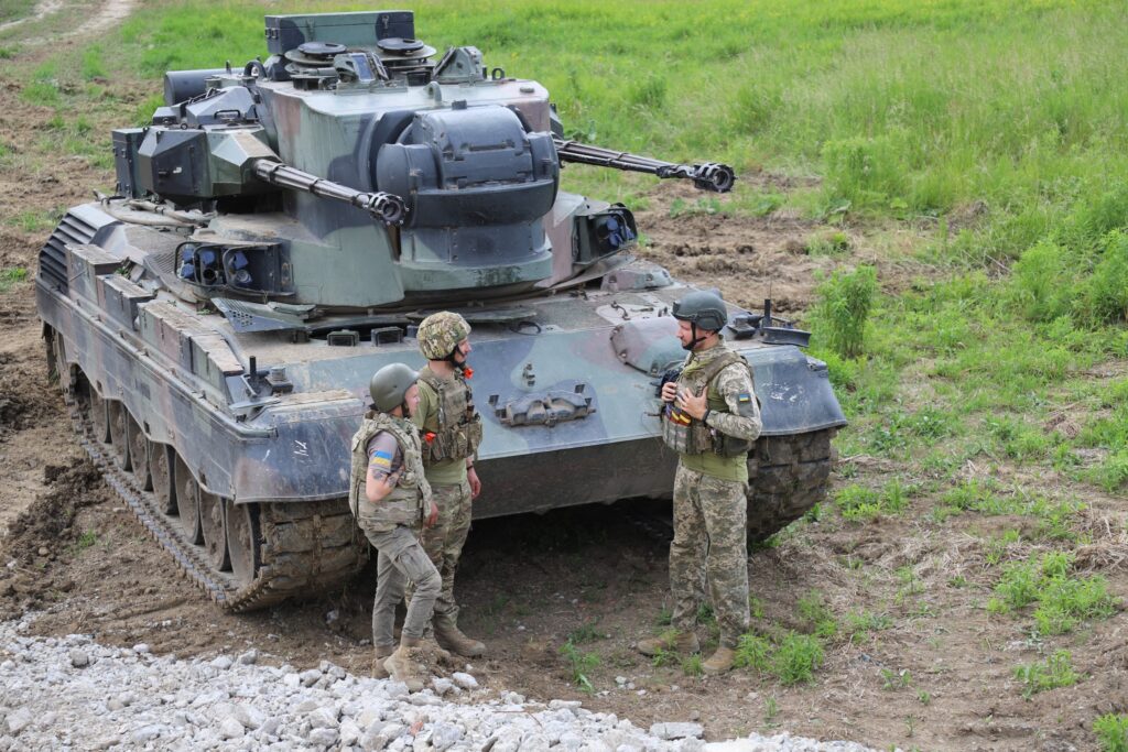 Nicht nur deutsche Gepard leisten in der Ukraine ihren Dienst, auch die als Cheetah bezeichnete Version, die sich vor allem durch ein anderes Radar auszeichnet, wird in der Luftverteidigung eingesetzt.