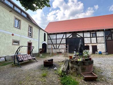 Auf dem Künstlergut Prösitz bei Grimma ist der Charme des mehr als 160 Jahre alten Dreiseithofes zu erleben.