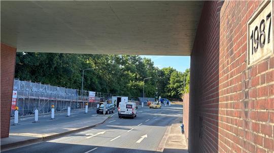 Das Foto zeigt die Baustelle am Mauerwerk des sogenannten Ellerbruchtunnels in Buxtehude. Am Tag der Aufnahme um 9.32 Uhr waren zwei Bauarbeiter zu sehen.