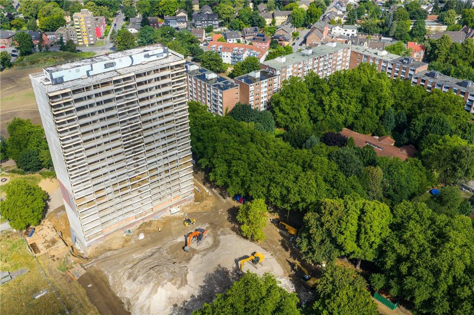Das Gebäude ist entkernt, jetzt erledigen die Sprengmeister den Rest.Christoph Reichwein/dpa