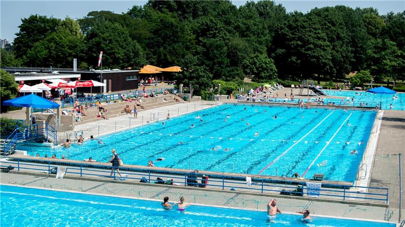 Das Lister Bad in Hannover ist in den Ferien ein beliebter Treffpunkt für Jugendliche. (Archivbild)