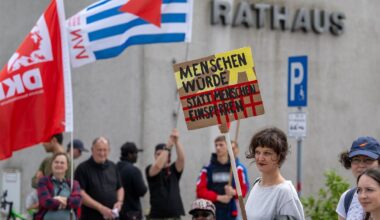 Berlin & Brandenburg: Demonstranten fordern Stopp für Flughafen-Ausreisezentrum