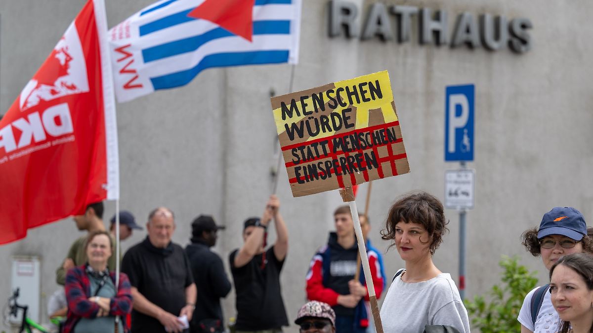 Berlin & Brandenburg: Demonstranten fordern Stopp für Flughafen-Ausreisezentrum
