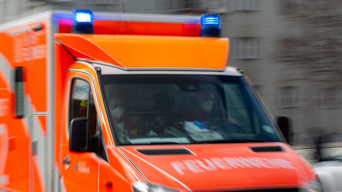 Berlin & Brandenburg: Gegen Baum gefahren - Autofahrer in Pankow verletzt