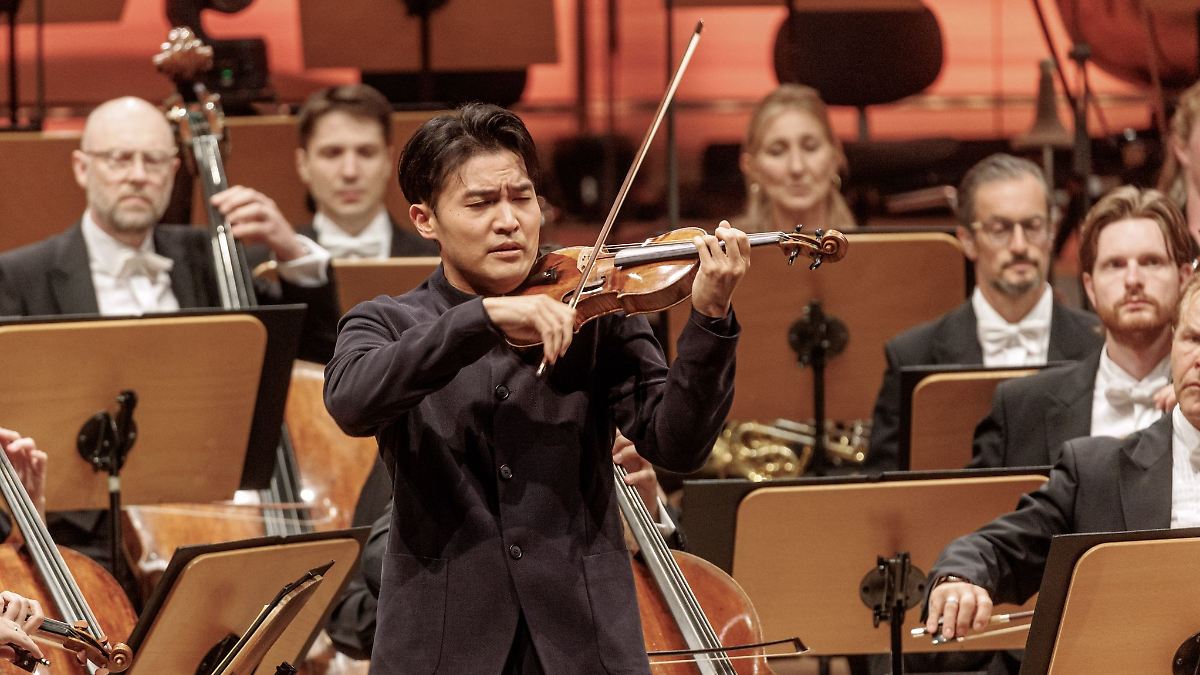 Hamburg & Schleswig-Holstein: Stürmischer Beifall für Geiger Chen zum Festival-Auftakt