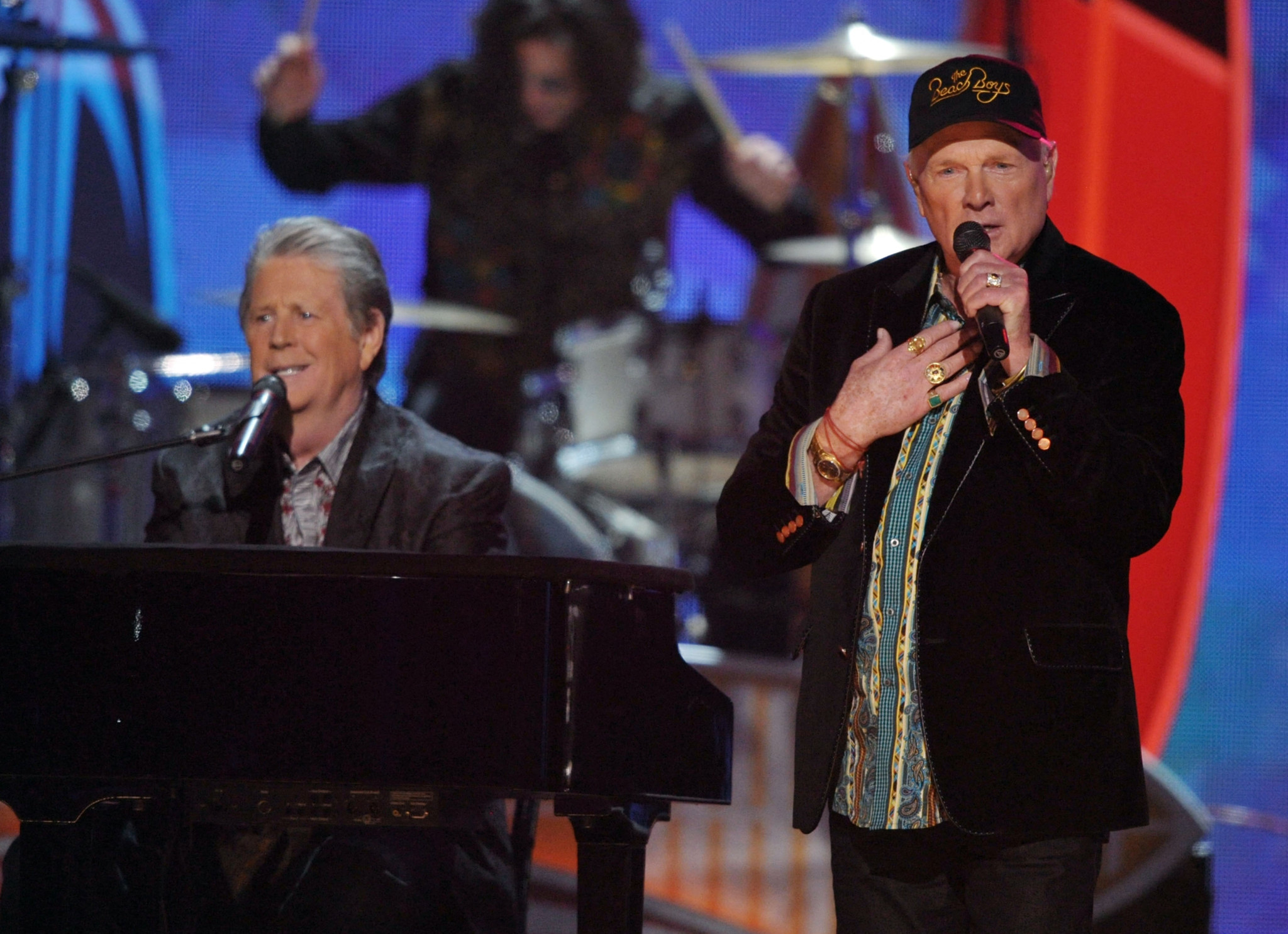 Brian Wilson und Mike Love von den Beach Boys bei den Grammy Awards 2012 in Los Angeles auf der Bühne.