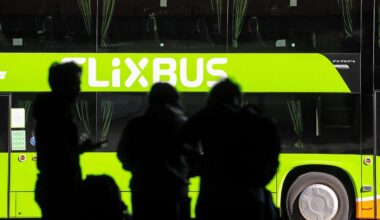 Autobahn nach Berlin gesperrt: Flixbus kippt auf A19 um - 20 Verletzte