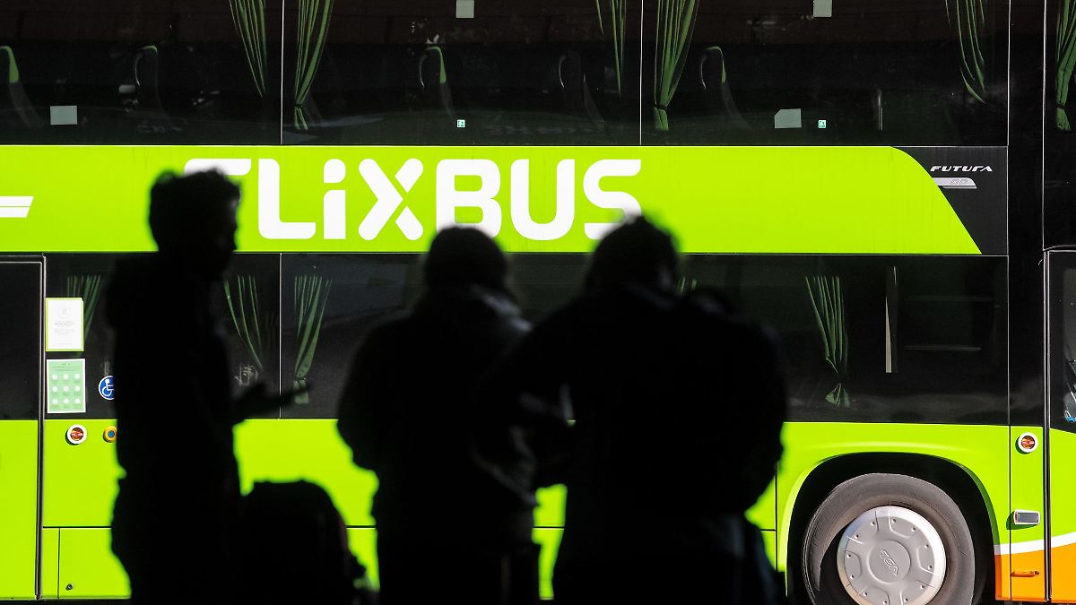 Autobahn nach Berlin gesperrt: Flixbus kippt auf A19 um - 20 Verletzte
