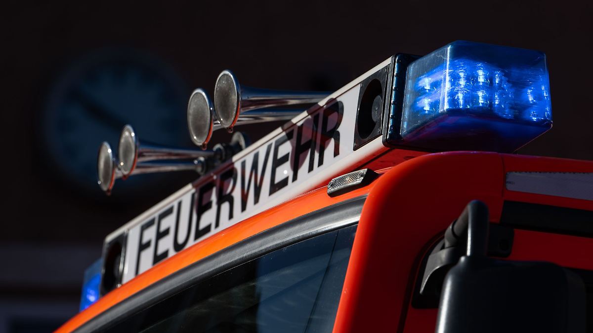 Nordrhein-Westfalen: Lagerhalle brennt in Duisburg - Starke Rauchentwicklung