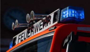 Lagerhalle brennt in Duisburg - Starke Rauchentwicklung