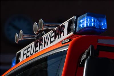 Lagerhalle brennt in Duisburg - Starke Rauchentwicklung