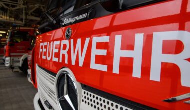 Berlin & Brandenburg: Dachstuhl eines leerstehenden Einfamilienhauses fängt Feuer