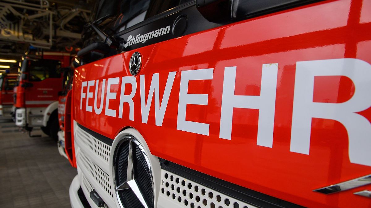 Berlin & Brandenburg: Dachstuhl eines leerstehenden Einfamilienhauses fängt Feuer