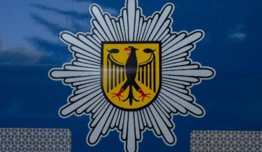 Berlin & Brandenburg: Mann mit Steinschleuder und Stahlkugeln am Bahnhof gefasst