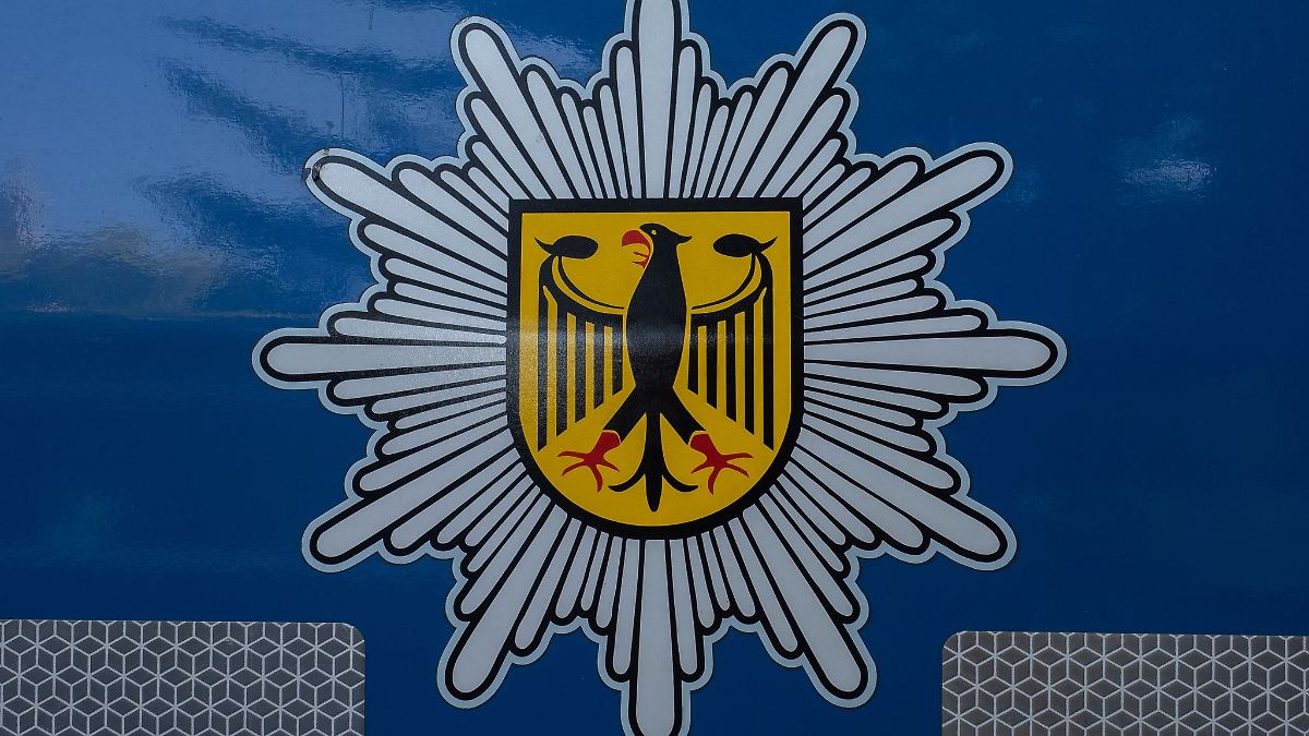 Berlin & Brandenburg: Mann mit Steinschleuder und Stahlkugeln am Bahnhof gefasst