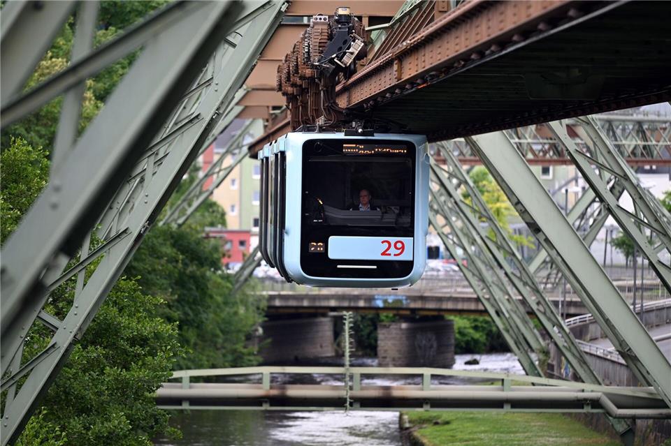 Die Wuppertaler Schwebebahn. Die Fahrtstrecke führt größtenteils direkt über der Wupper entlang. Federico Gambarini/dpa
