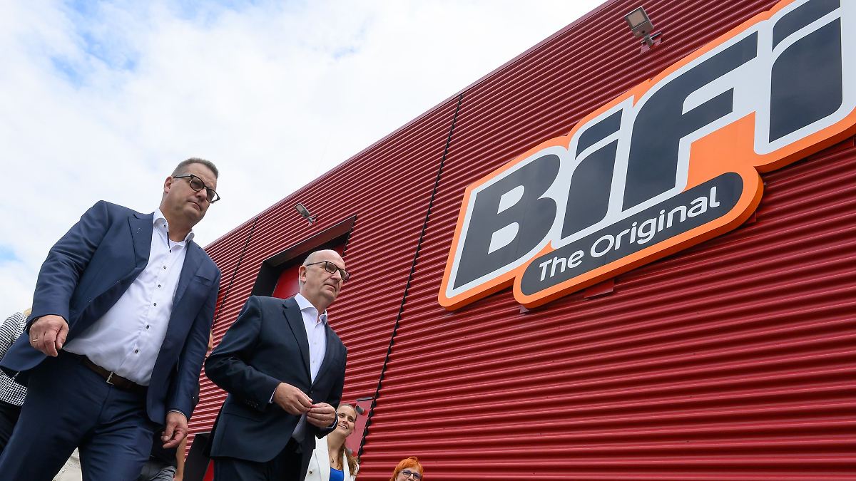 Berlin & Brandenburg: Bifi-Fabrik in Lausitz eröffnet - Woidke "schmuggelte" Snack