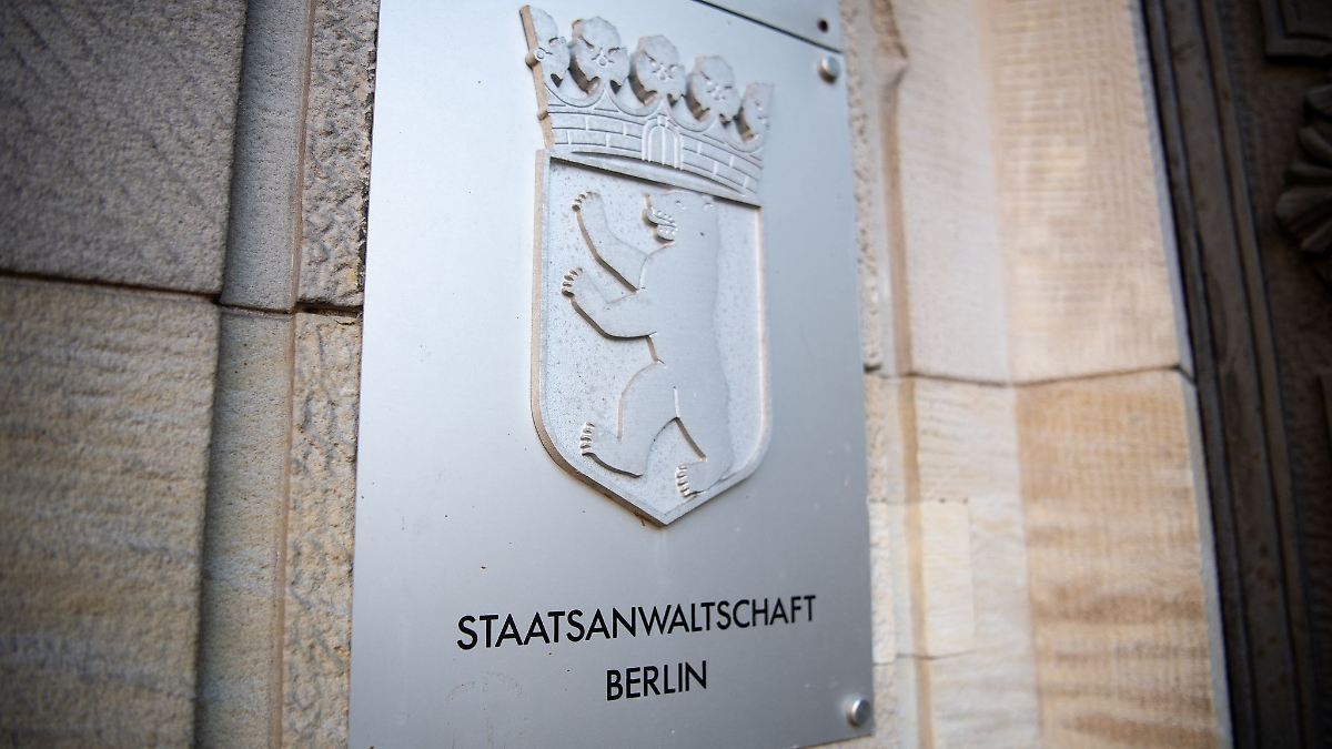 Berlin & Brandenburg: Millionen-Betrug mit Büchern - Anklage gegen vier Männer