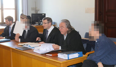 Angeklagte mit Verteidigern.