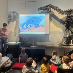 Autorin Johanna Lindemann auf der Lesung im Bremer Übersee-Museum vor einem Dino-Skelett