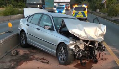 BMW auf A40 völlig zerstört: Verfolgungsjagd in Duisburg endet mit Totalschaden