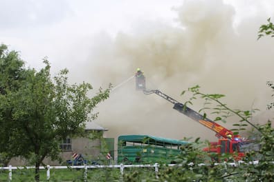 Die Kameraden der Feuerwehr versuchten, das Feuer in dem Gebäude zu löschen. 