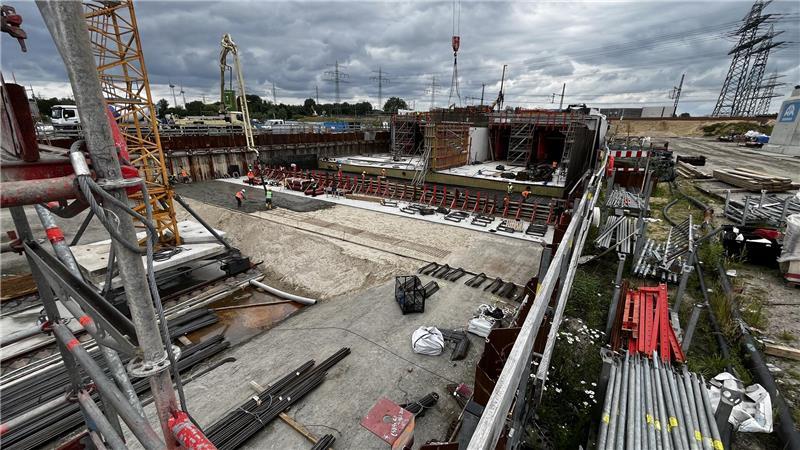Ein Blick in die Westbaugrube der Hafenbahntunnel-Baustelle. Hier gibt es derzeit die meisten Arbeiten für die Fertigstellung der A26 West.