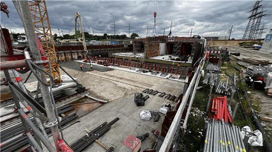 Ein Blick in die Westbaugrube der Hafenbahntunnel-Baustelle. Hier gibt es derzeit die meisten Arbeiten für die Fertigstellung der A26 West.