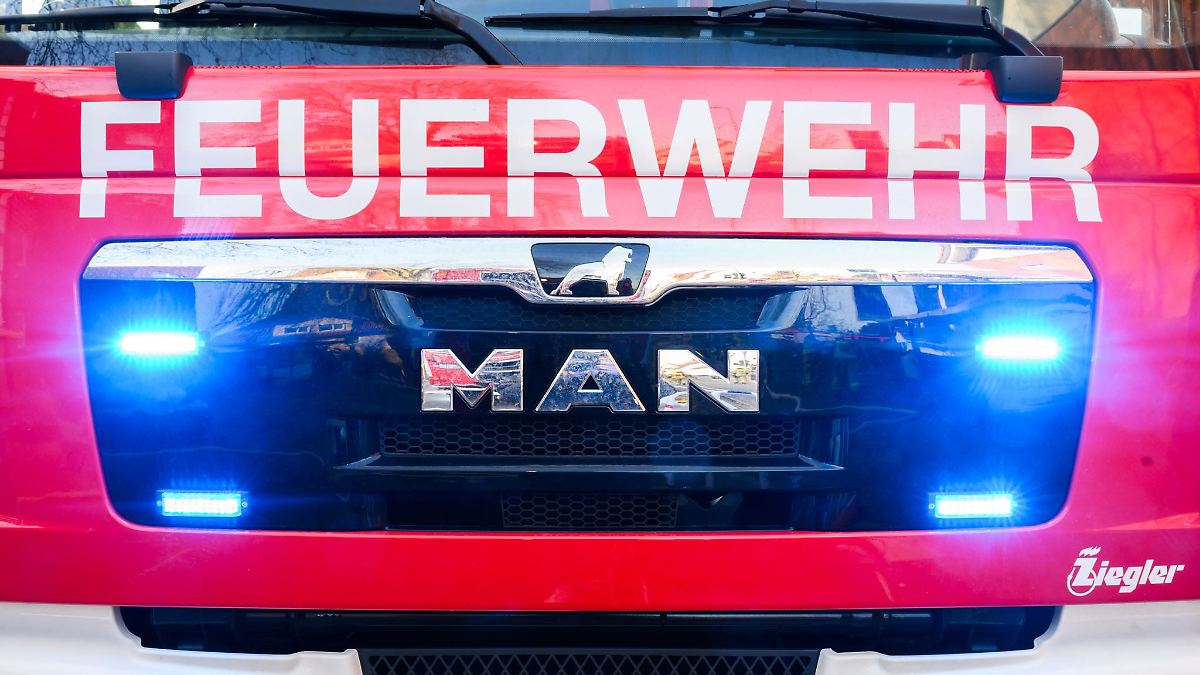 Niedersachsen & Bremen: Brand an Bahnlinie zwischen Delmenhorst und Bremen